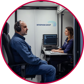 אדם בבדיקת שמיעה